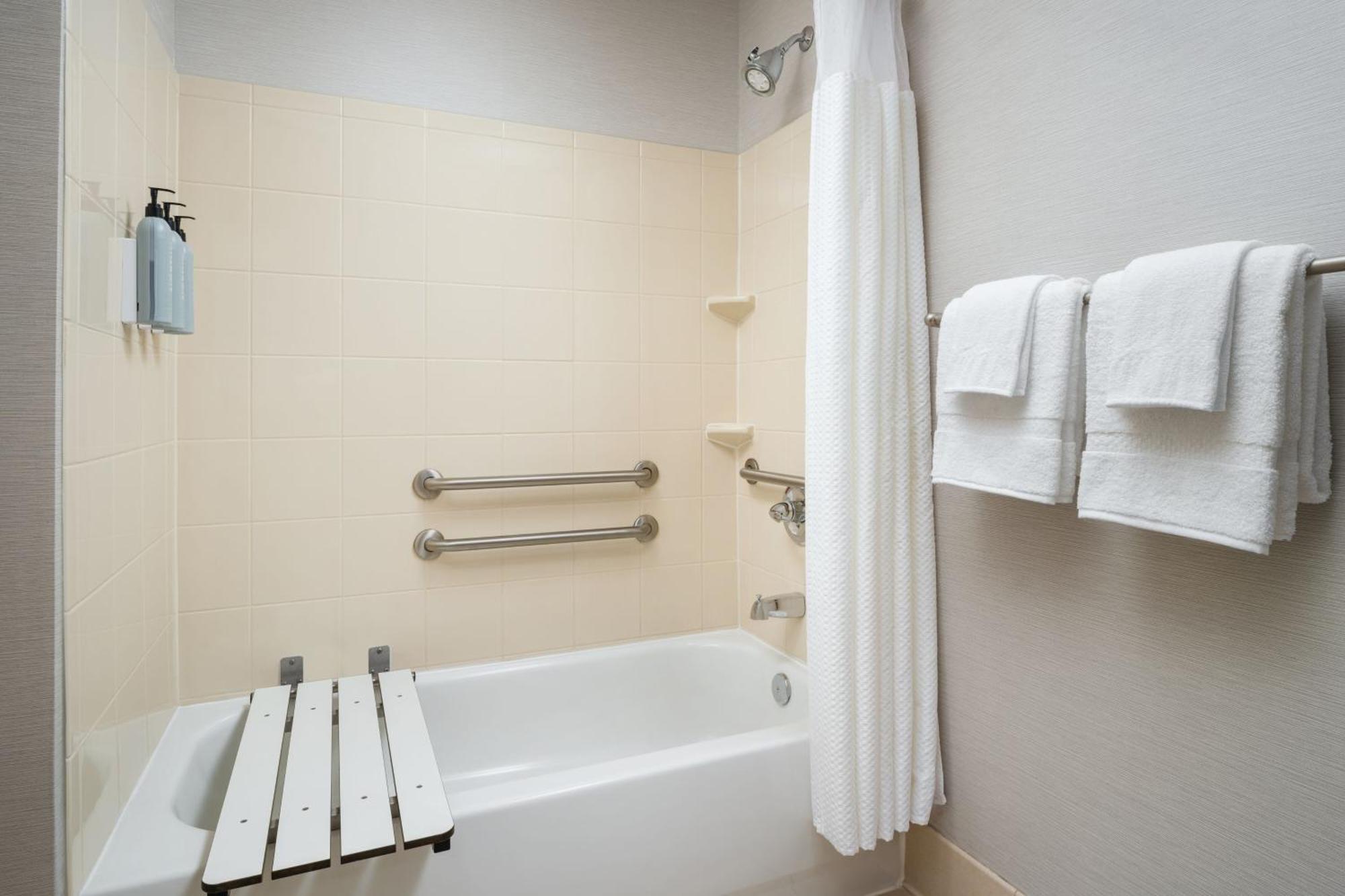 Отель Courtyard By Marriott Кингстон Экстерьер фото